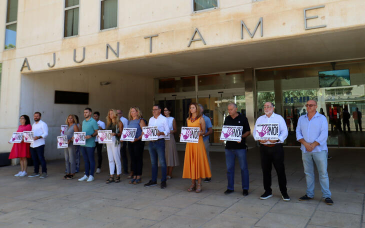 Minuto de silencio en el Ayuntamiento de Benidorm.